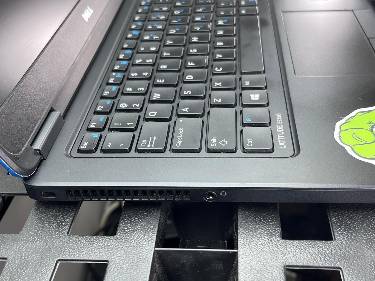 Laptop Dell Latitude 5250 12.5" Core i5-5300U 16GB RAM 250GB SSD WINDOWS 11 PRO c/cargador