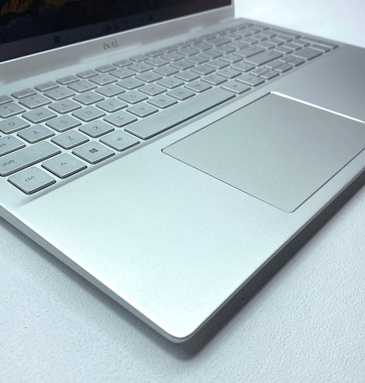 Laptop Dell Inspiron 5502 15.6" FHD i5-1135G7 12GB 256GB SSD WINDOWS 11 HOME c/ cargador