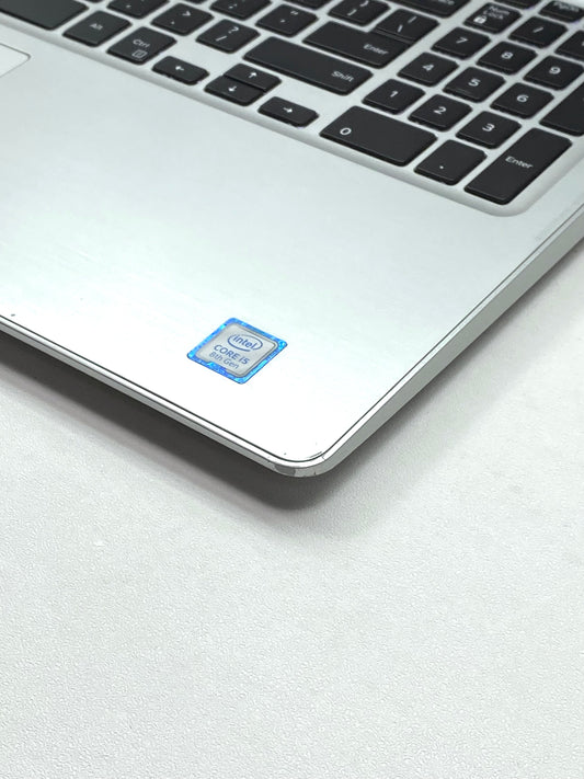 Laptop Dell Inspiron 5570 15.6" 1920x1080 (FHD) Core i5-8250U 16GB RAM DDR4 250GB M.2 SSD + 1TB HDD WINDOWS 11 HOME c/ cargador