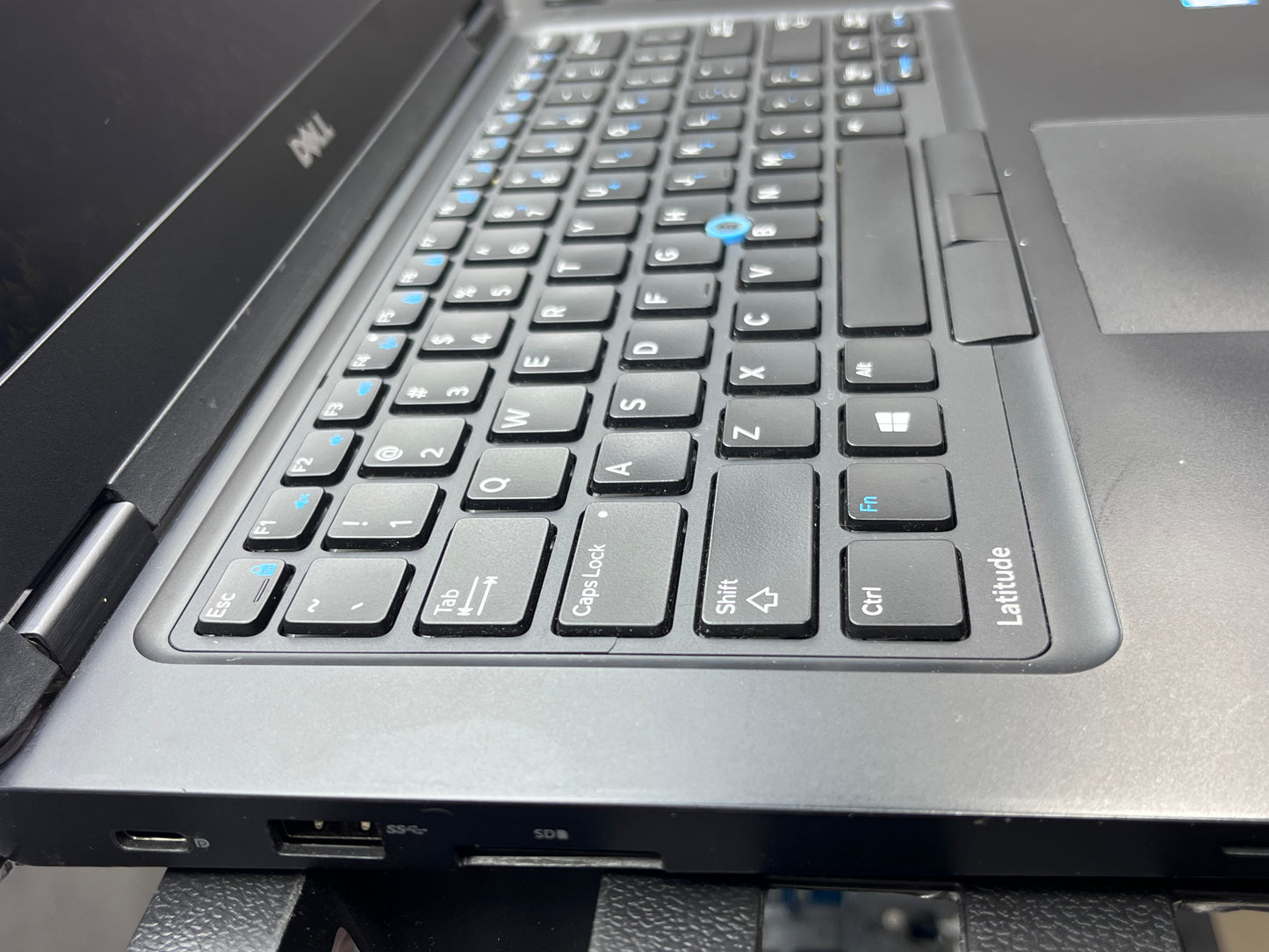 Laptop Dell Latitude 5480 14" 1366x768 (HD) Core i5-7300U 16GB RAM DDR4 256GB NVMe SSD WINDOWS 11 PRO c/ cargador