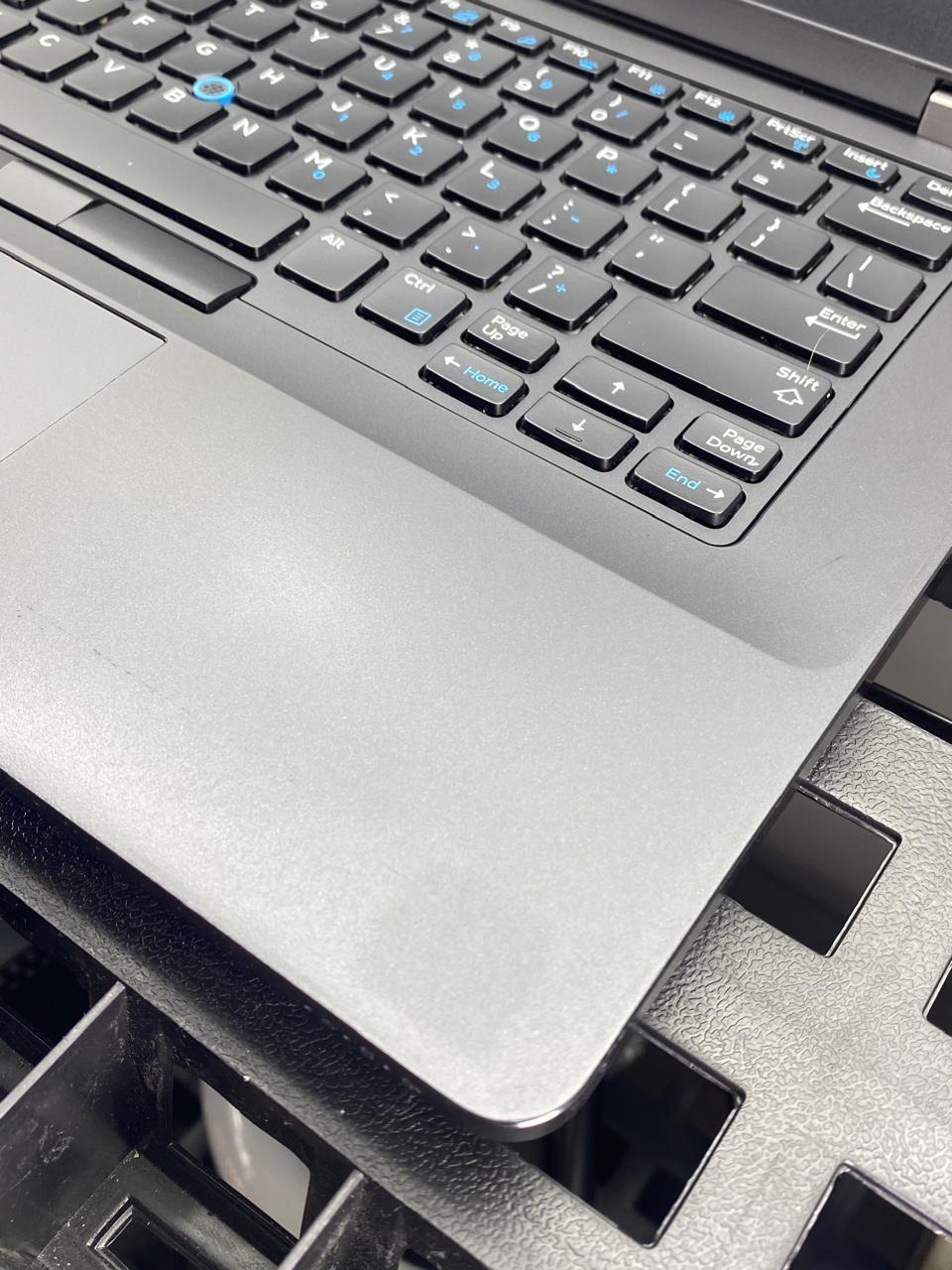 Laptop Dell Latitude E5470 Core i5-6300U 14" 1366x768 Windows 11 Pro 128GB NVMe SSD 16GB RAM DDR4 c/ Bluetooth, Teclado Retroiluminado, Cargador y Batería 79%