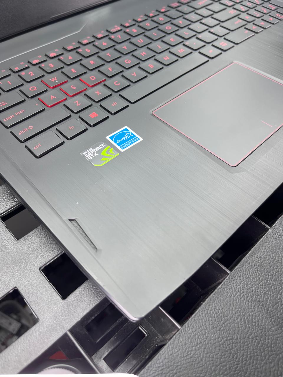 Laptop Asus FX502V 15.6" Core i7-7700HQ 24GB RAM 512GB M.2 SSD + 1TB HDD WINDOWS 11 HOME c/cargador