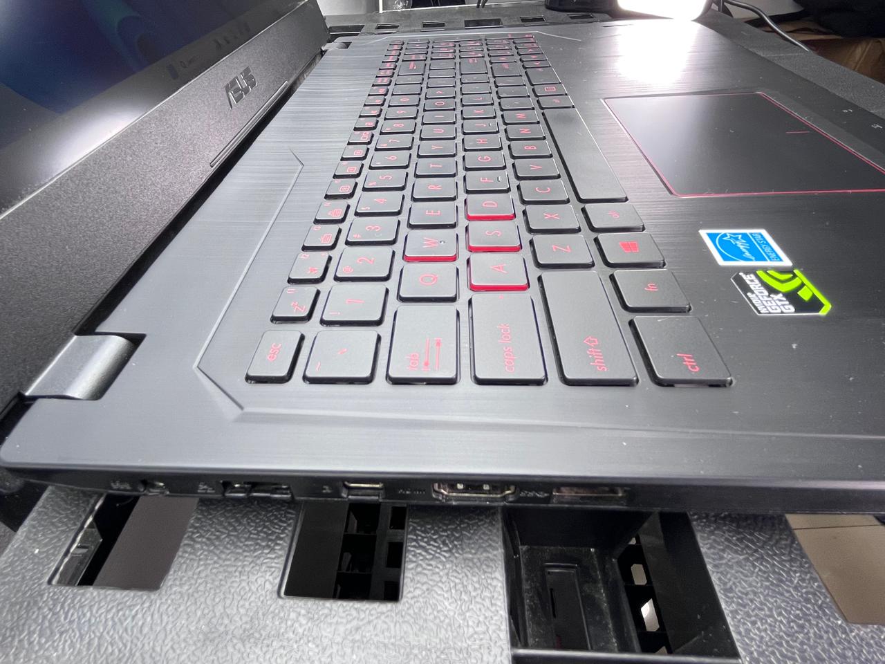 Laptop Asus FX502V 15.6" Core i7-7700HQ 24GB RAM 512GB M.2 SSD + 1TB HDD WINDOWS 11 HOME c/cargador