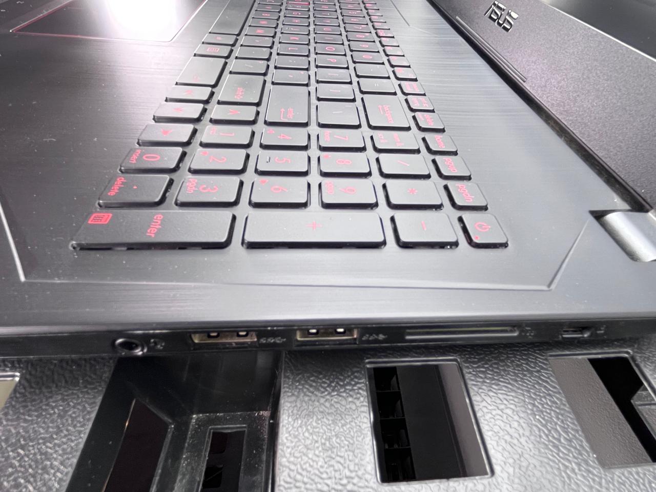Laptop Asus FX502V 15.6" Core i7-7700HQ 24GB RAM 512GB M.2 SSD + 1TB HDD WINDOWS 11 HOME c/cargador