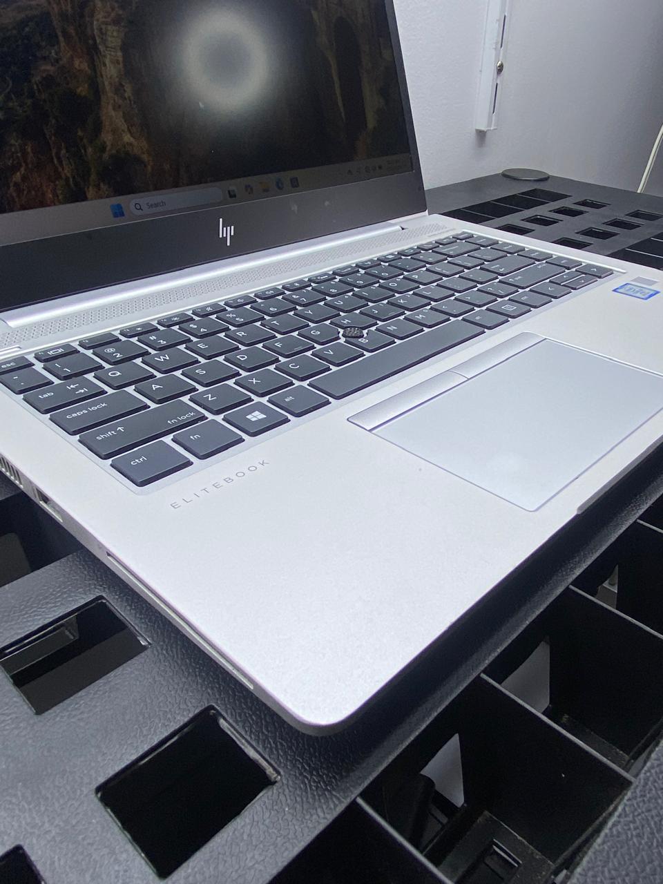 Laptop HP EliteBook 830 G5 13.3" Core i5-8350U 16GB RAM 256GB M.2 SSD WINDOWS 11 PRO c/cargador
