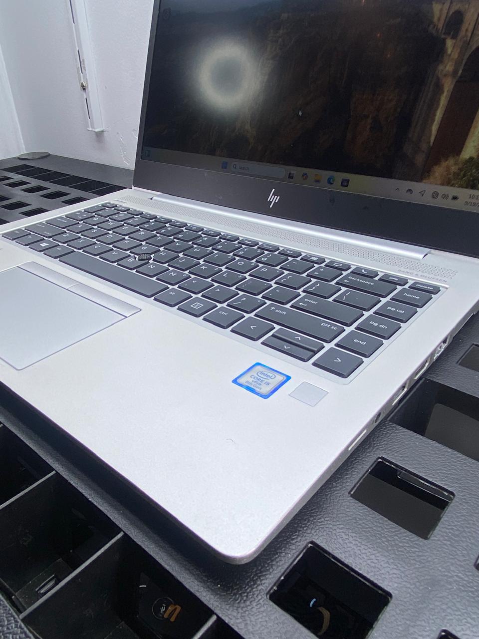 Laptop HP EliteBook 830 G5 13.3" Core i5-8350U 16GB RAM 256GB M.2 SSD WINDOWS 11 PRO c/cargador