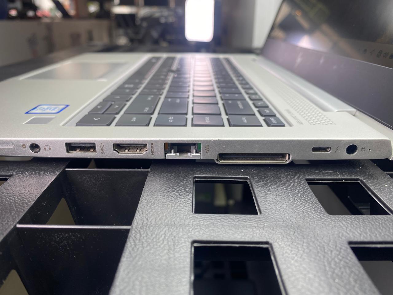 Laptop HP EliteBook 830 G5 13.3" Core i5-8350U 16GB RAM 256GB M.2 SSD WINDOWS 11 PRO c/cargador