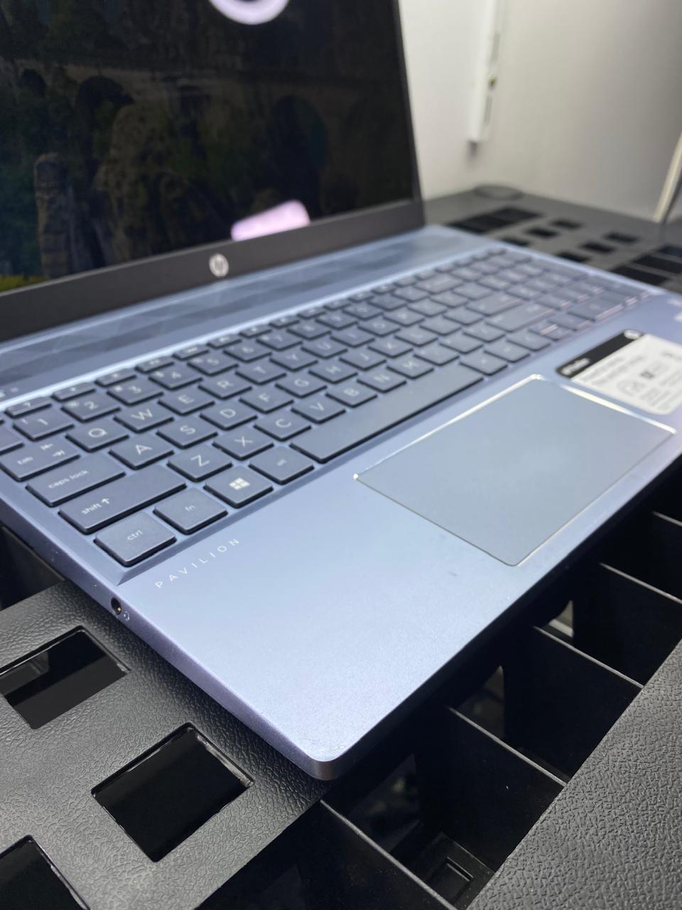 Laptop HP 15-cs3073cl 15.6" Core i7-1065G7 16GB RAM 500GB M.2 SSD + 500GB HDD WIN 11 PRO c/cargador