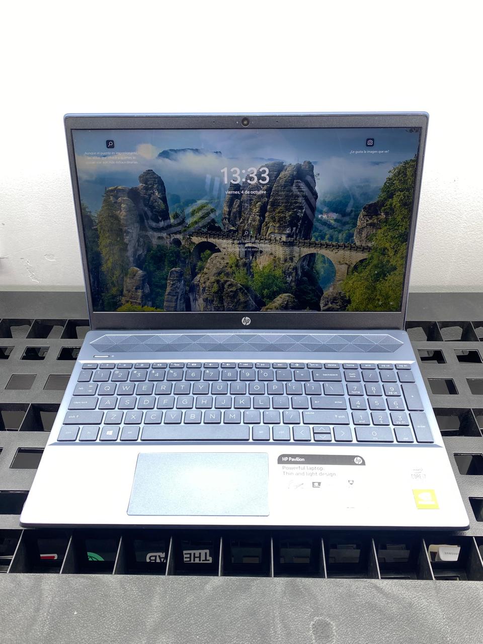 Laptop HP 15-cs3073cl 15.6" Core i7-1065G7 16GB RAM 500GB M.2 SSD + 500GB HDD WIN 11 PRO c/cargador
