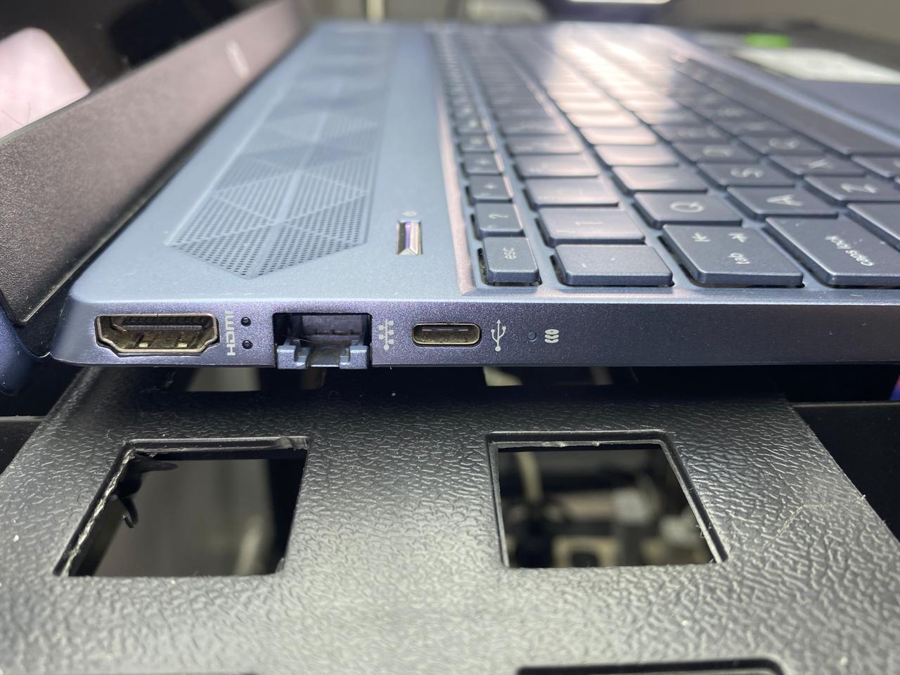 Laptop HP 15-cs3073cl 15.6" Core i7-1065G7 16GB RAM 500GB M.2 SSD + 500GB HDD WIN 11 PRO c/cargador