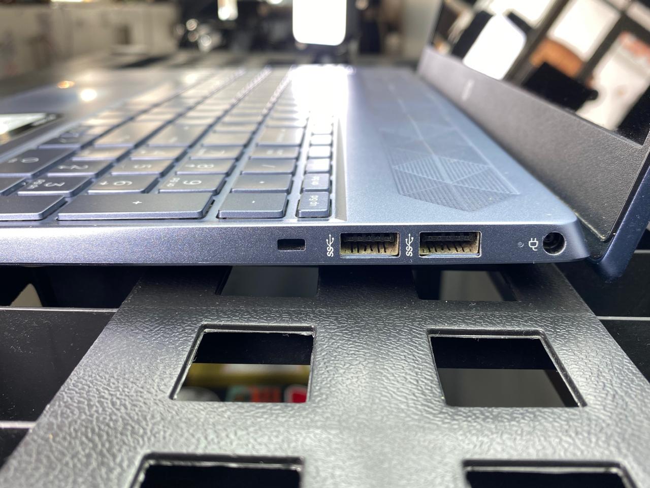 Laptop HP 15-cs3073cl 15.6" Core i7-1065G7 16GB RAM 500GB M.2 SSD + 500GB HDD WIN 11 PRO c/cargador