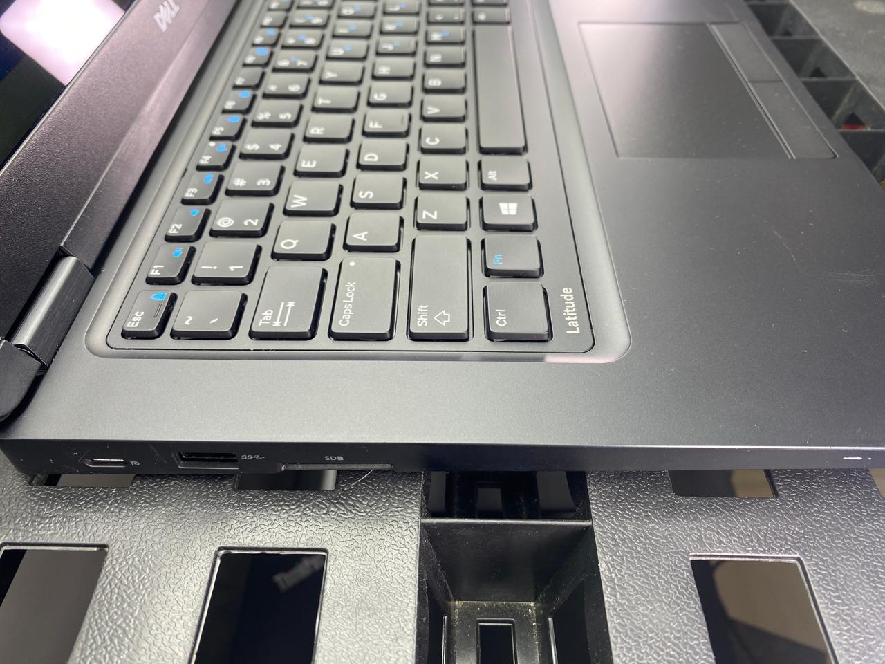 Laptop Dell Latitude 5480 14" Touchscreen Core i5-7300U 16GB RAM 256GB M.2 SSD WINDOWS 11 PRO c/cargador