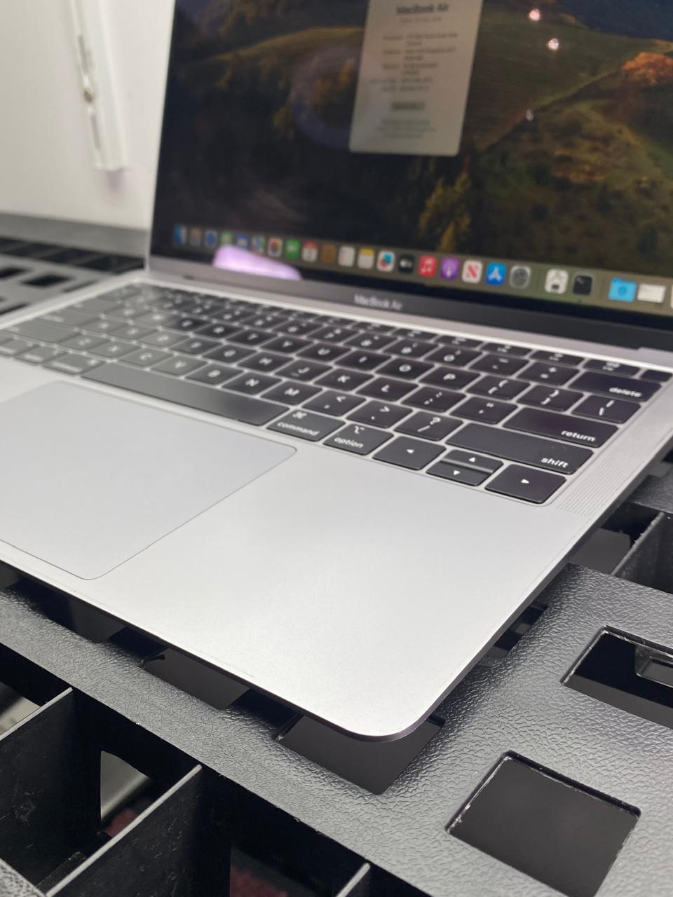 Laptop Apple MacBook Air 2018 13" Core i5-8210Y 16GB RAM 128GB SSD macOS Sonoma c/cargador