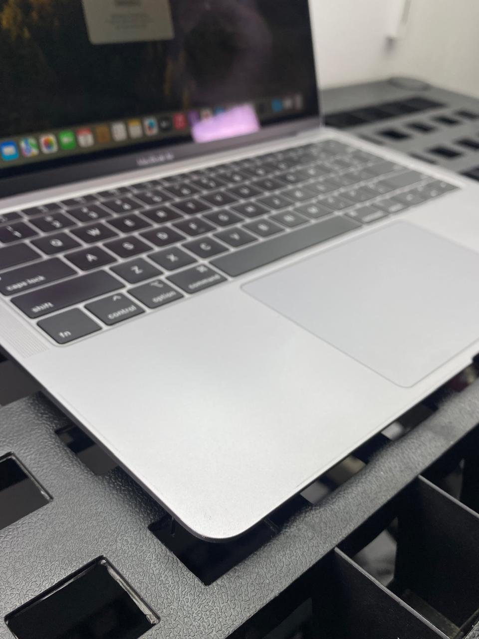 Laptop Apple MacBook Air 2018 13" Core i5-8210Y 16GB RAM 128GB SSD macOS Sonoma c/cargador