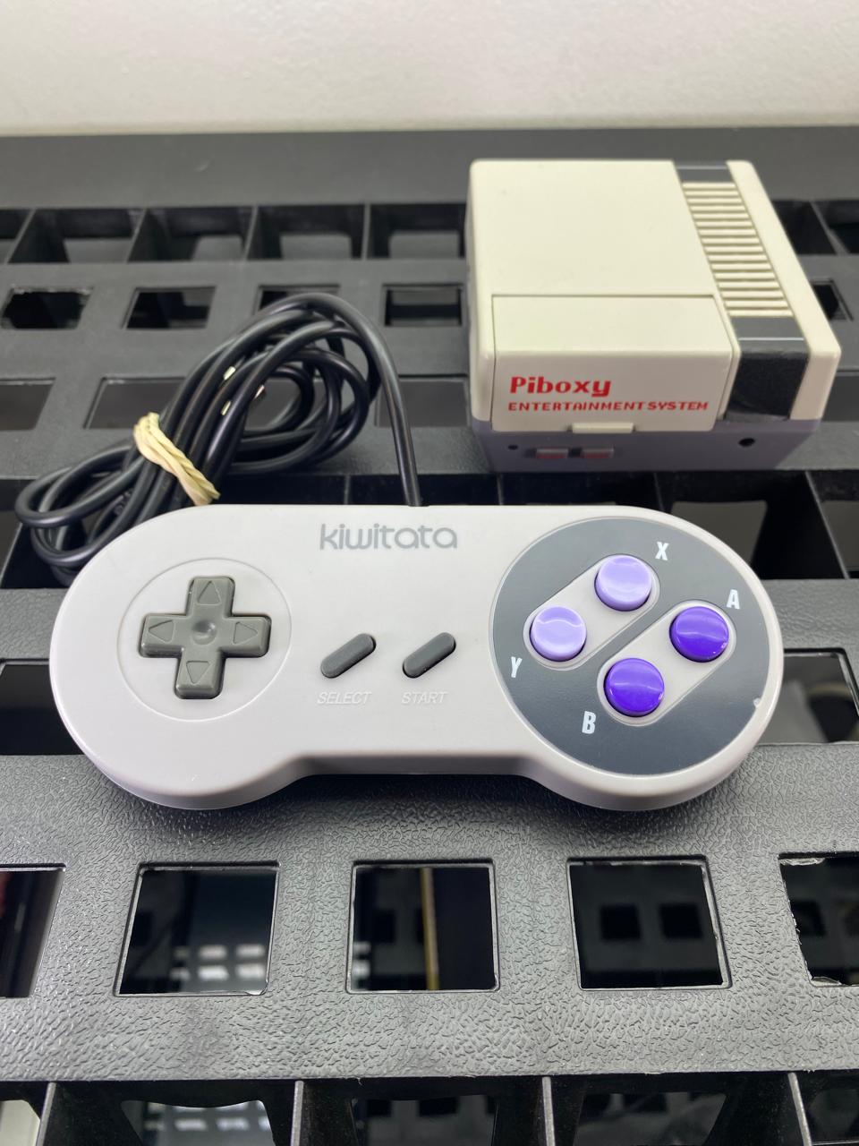 RetroPIe Mini Consola de Juegos c/ Dos controles, Cable HDMI y Adaptador de corriente