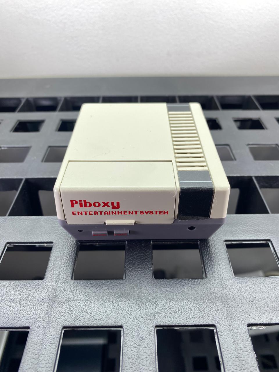 RetroPIe Mini Consola de Juegos c/ Dos controles, Cable HDMI y Adaptador de corriente