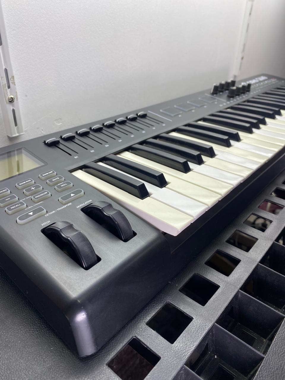 Controlador MIDI USB Alesis QX49 c/ cable USB