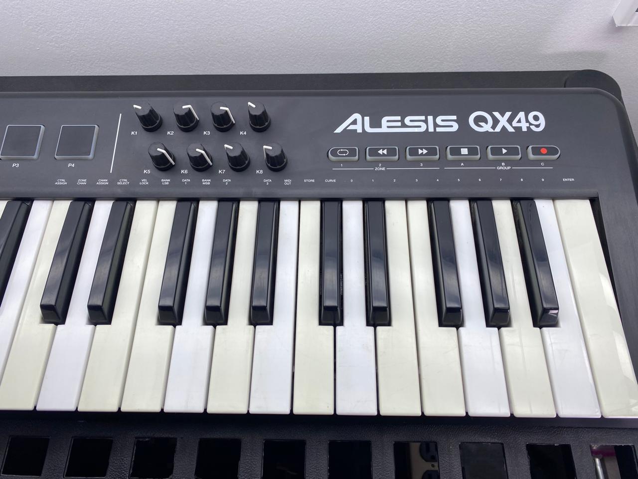 Controlador MIDI USB Alesis QX49 c/ cable USB