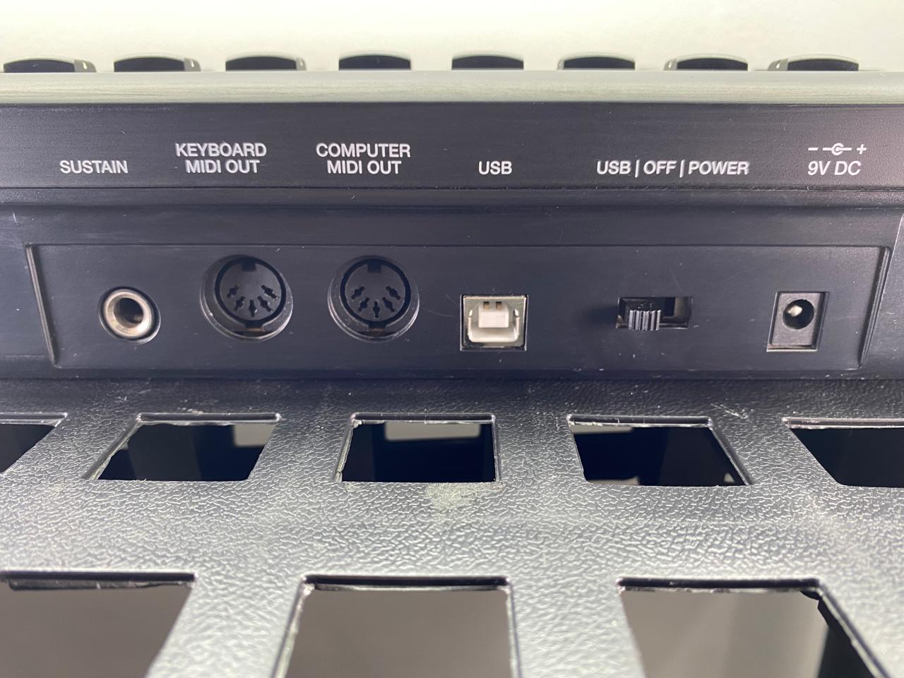 Controlador MIDI USB Alesis QX49 c/ cable USB