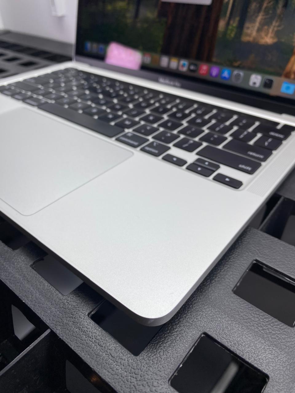 Laptop Apple MacBook Pro 2020 13.3" M1 16GB RAM 256GB SSD macOS Sequoia c/cargador