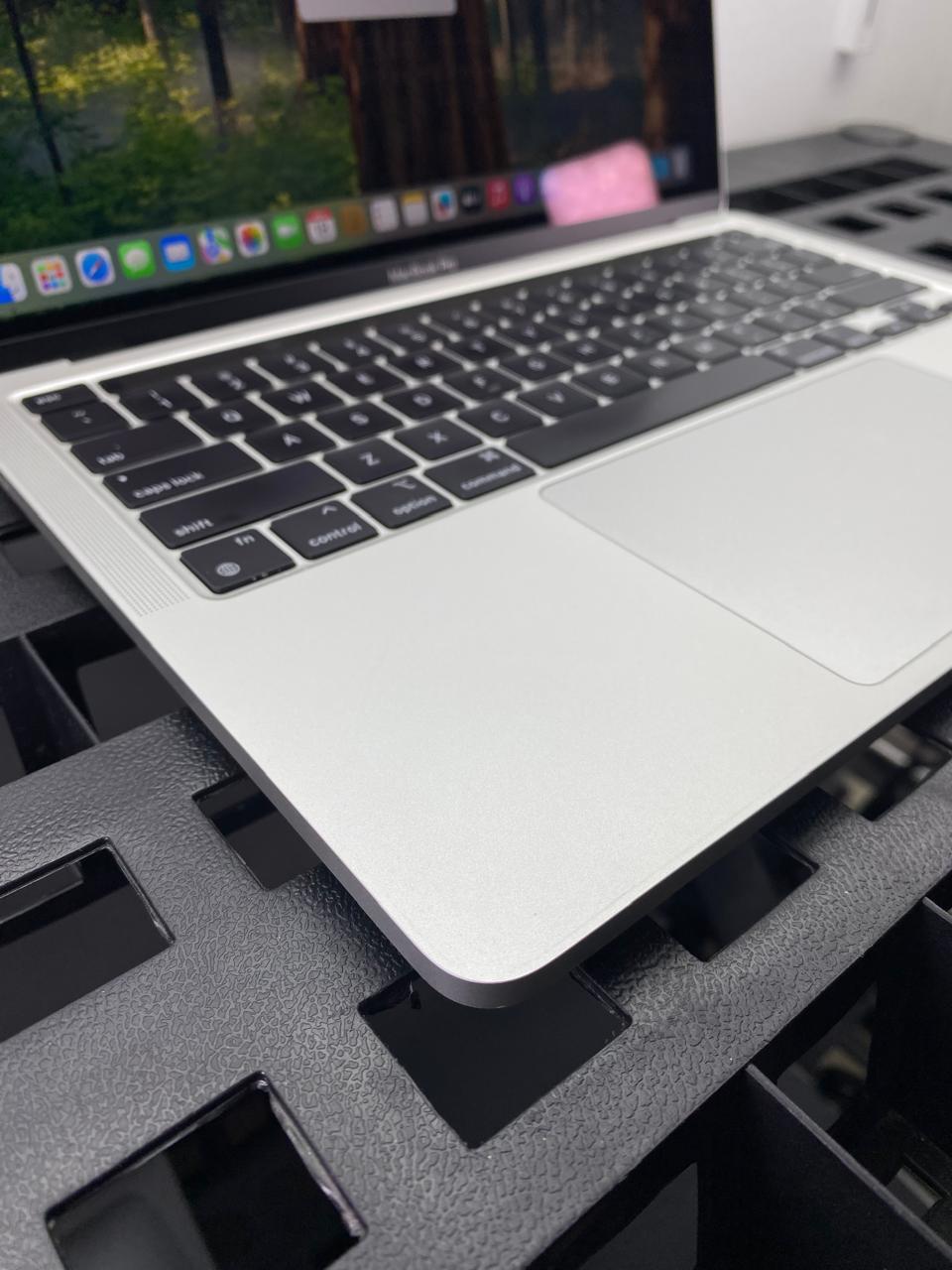 Laptop Apple MacBook Pro 2020 13.3" M1 16GB RAM 256GB SSD macOS Sequoia c/cargador