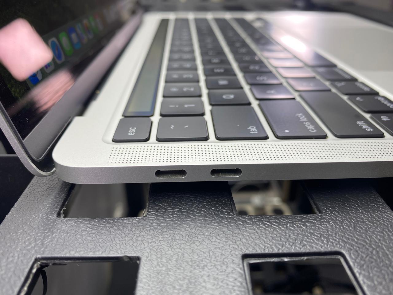 Laptop Apple MacBook Pro 2020 13.3" M1 16GB RAM 256GB SSD macOS Sequoia c/cargador
