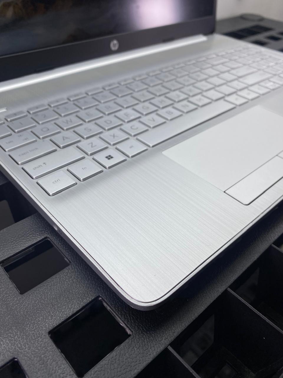 Laptop HP 15-dw300 15.6" Core i5-1135G7 16GB RAM 128GB M.2 SSD WINDOWS 11 HOME c/cargador