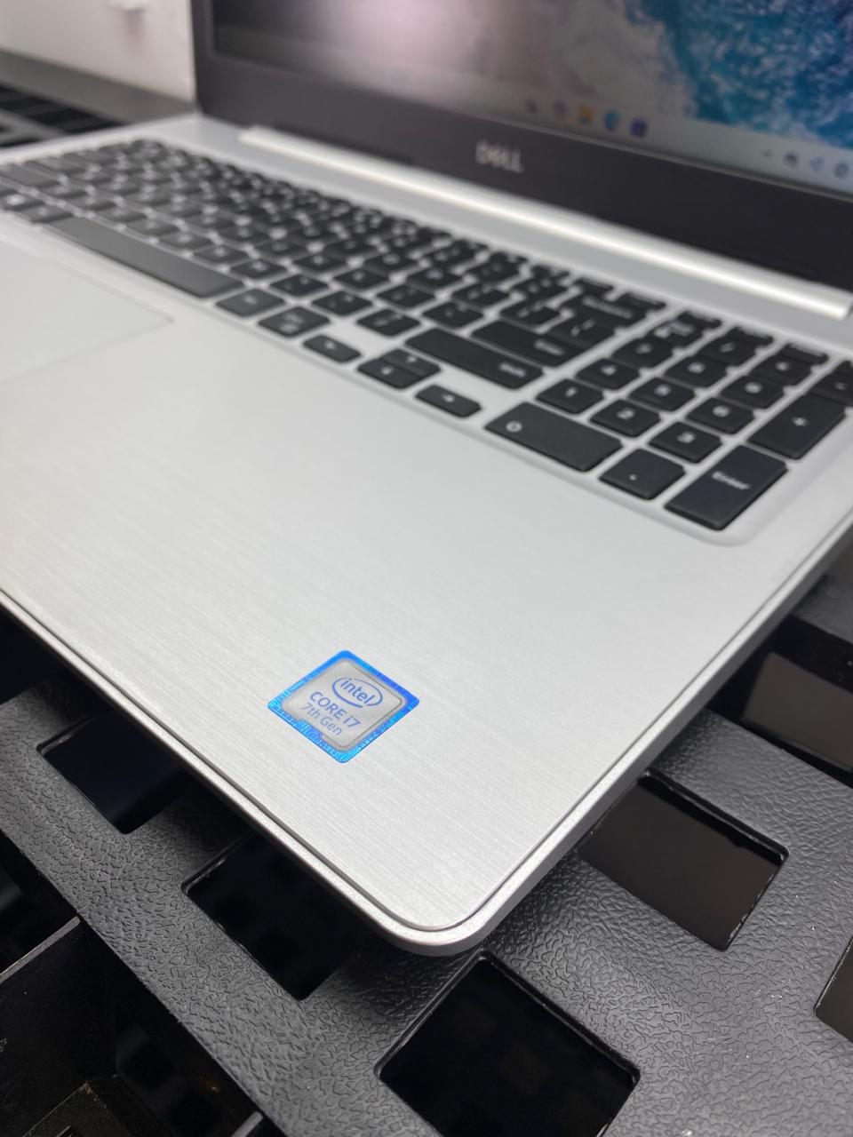 Laptop Dell Inspiron 5570 15.6" Core i7-7500U 16GB RAM 512GB NVMe SSD + 500GB HDD WINDOWS 11 PRO c/cargador