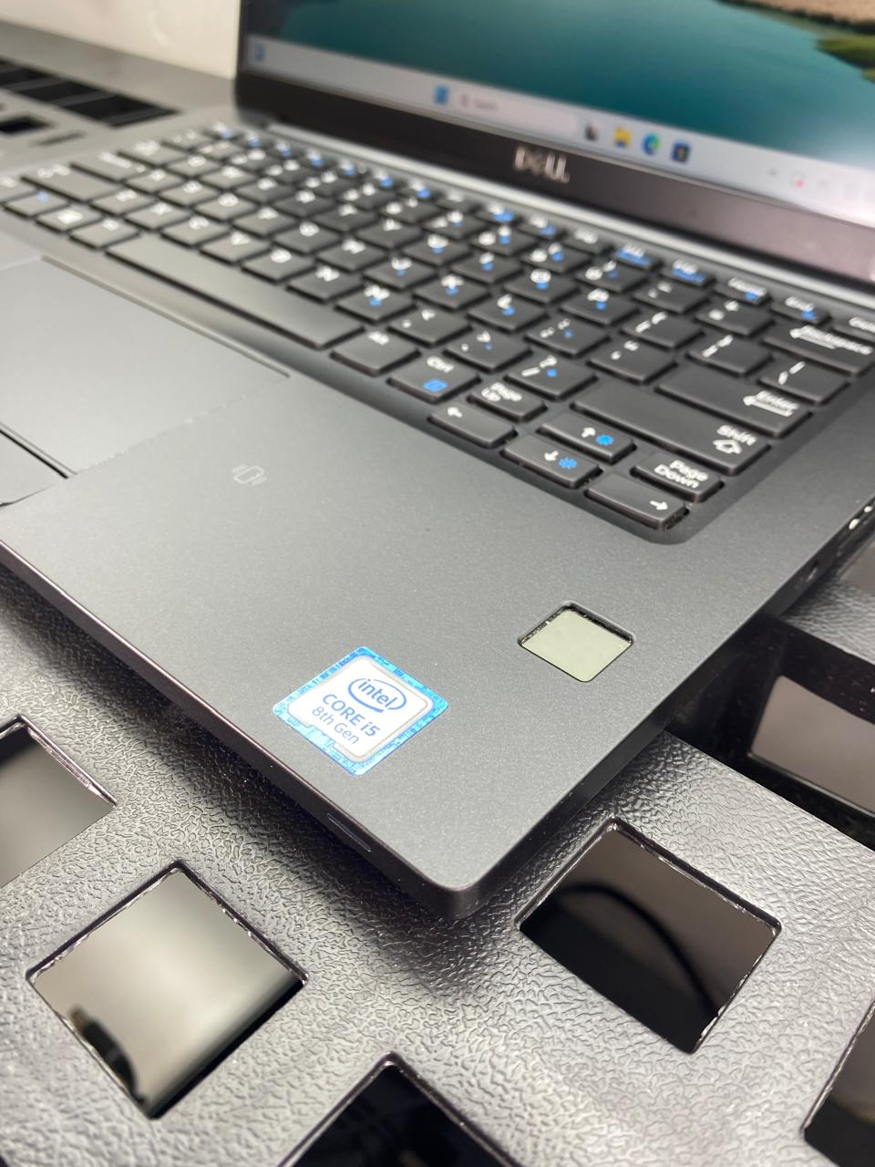 Laptop Dell Latitude 7390 13.3" Core i5-8250U 16GB RAM 256GB NVMe SSD WINDOWS 11 PRO c/cargador