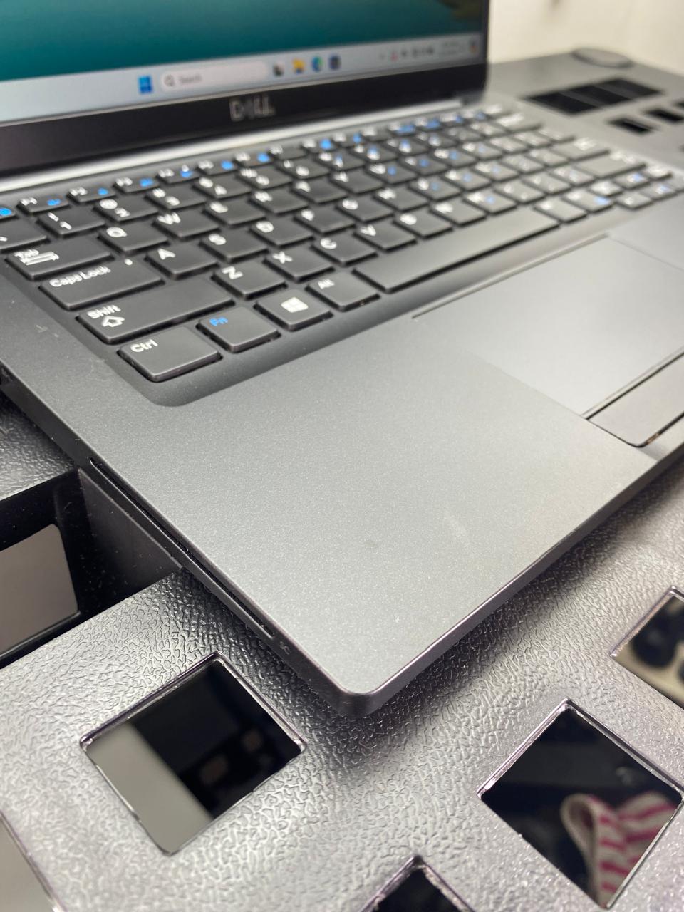 Laptop Dell Latitude 7390 13.3" Core i5-8250U 16GB RAM 256GB NVMe SSD WINDOWS 11 PRO c/cargador