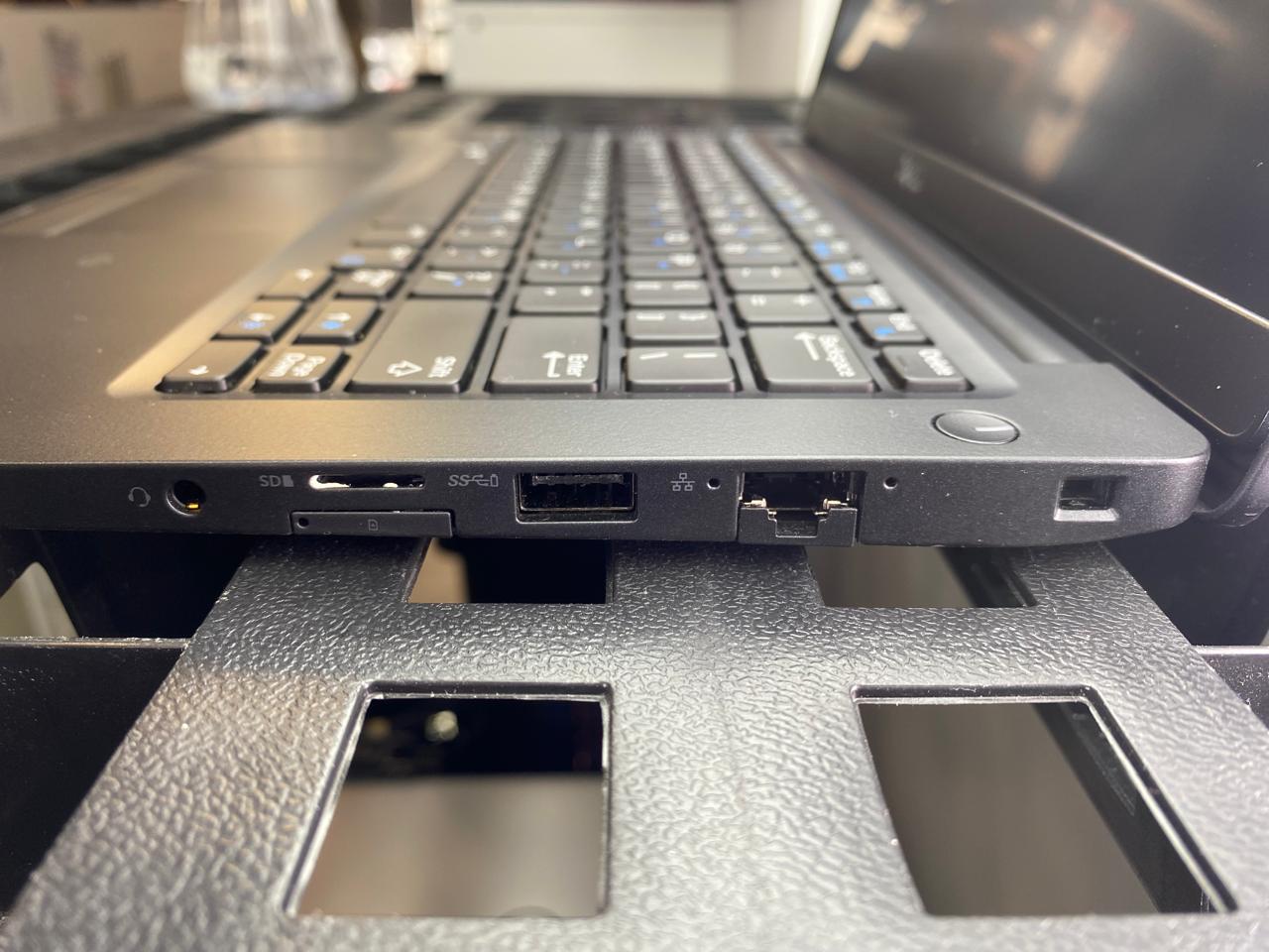 Laptop Dell Latitude 7390 13.3" Core i5-8250U 16GB RAM 256GB NVMe SSD WINDOWS 11 PRO c/cargador