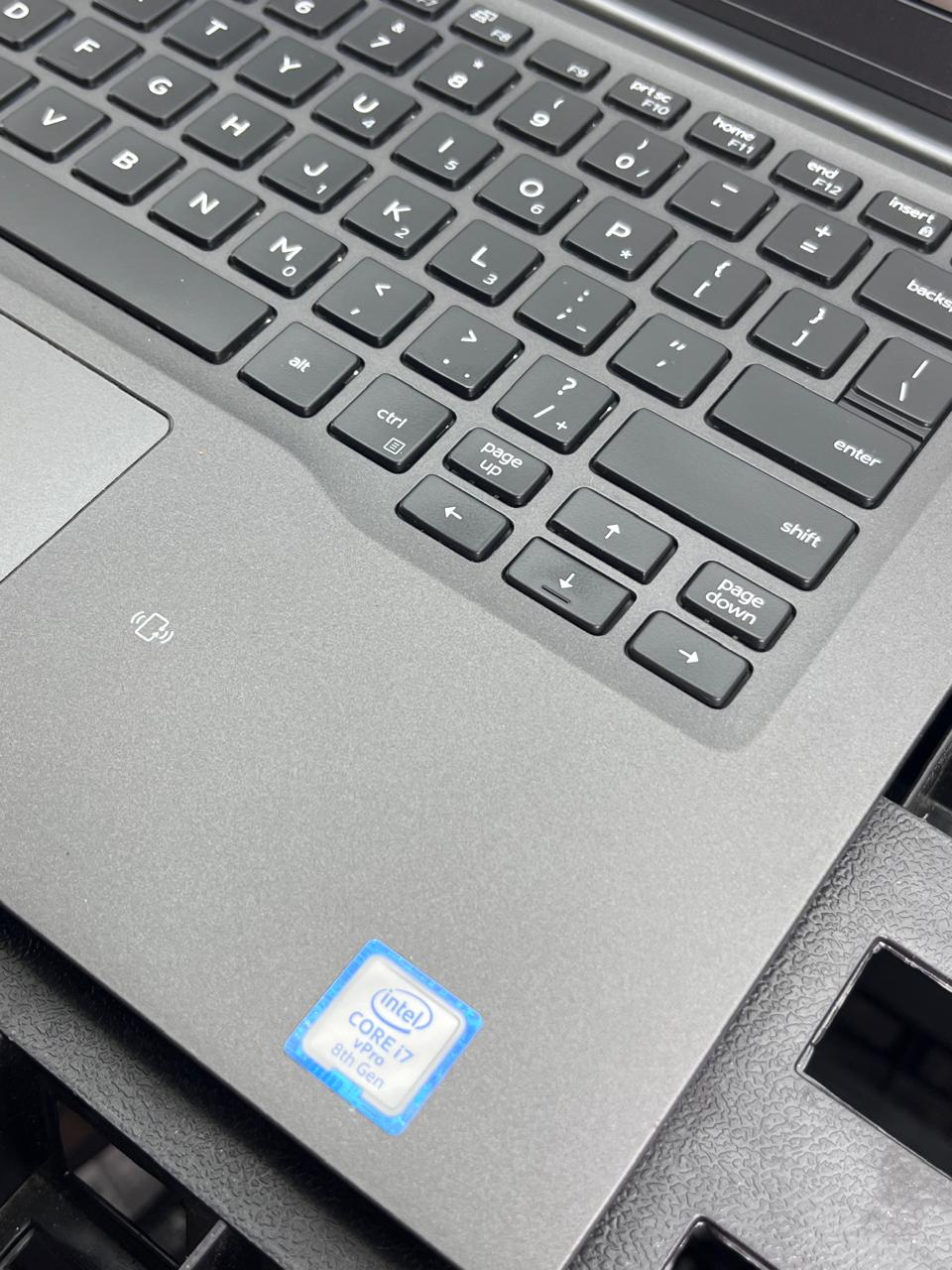 Laptop Dell Latitude 7400 14" Táctil Core i7-8665U 16GB RAM 256GB NVMe SSD WINDOWS 11 PRO c/cargador
