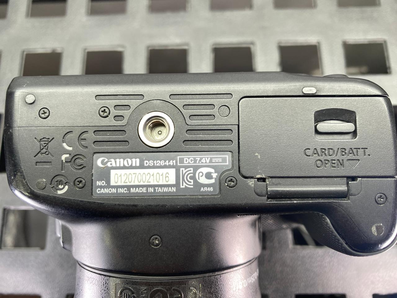 Canon EOS Rebel SL1 DSLR con 2 Baterías, Cargador y Tarjeta SD de 16GB