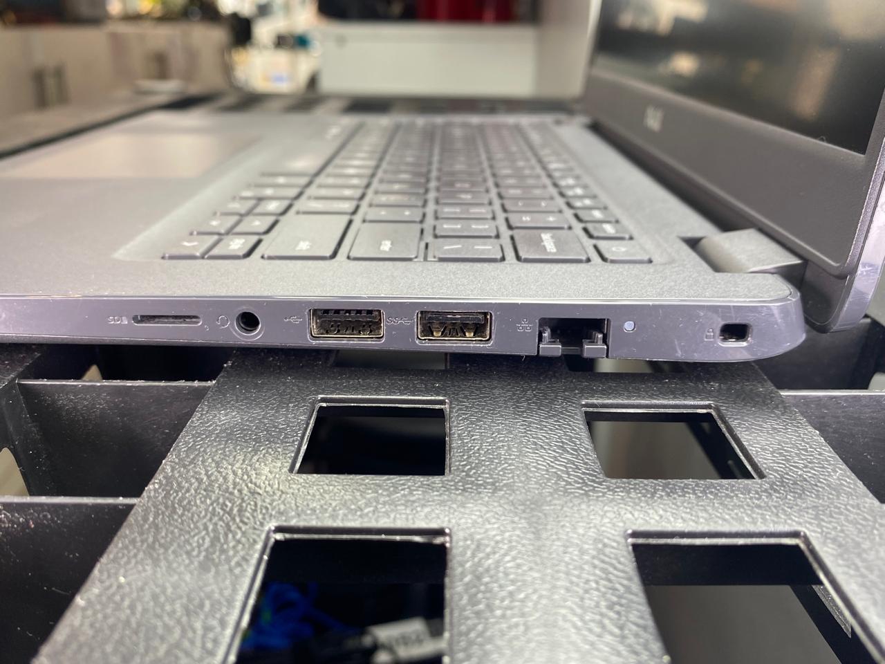 Laptop Dell Latitude 3410 14" Core i5-10210U 16GB RAM 256GB NVMe SSD WINDOWS 11 PRO c/cargador