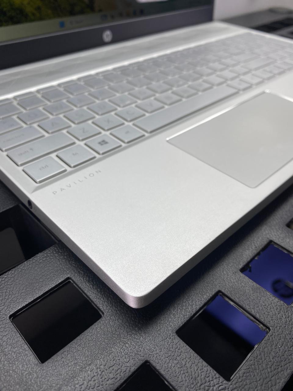 Laptop HP Pavilion 15-cs3153cl 15.6" Táctil Core i5-1035G1 16GB RAM 512GB NVMe SSD WINDOWS 11 HOME c/cargador