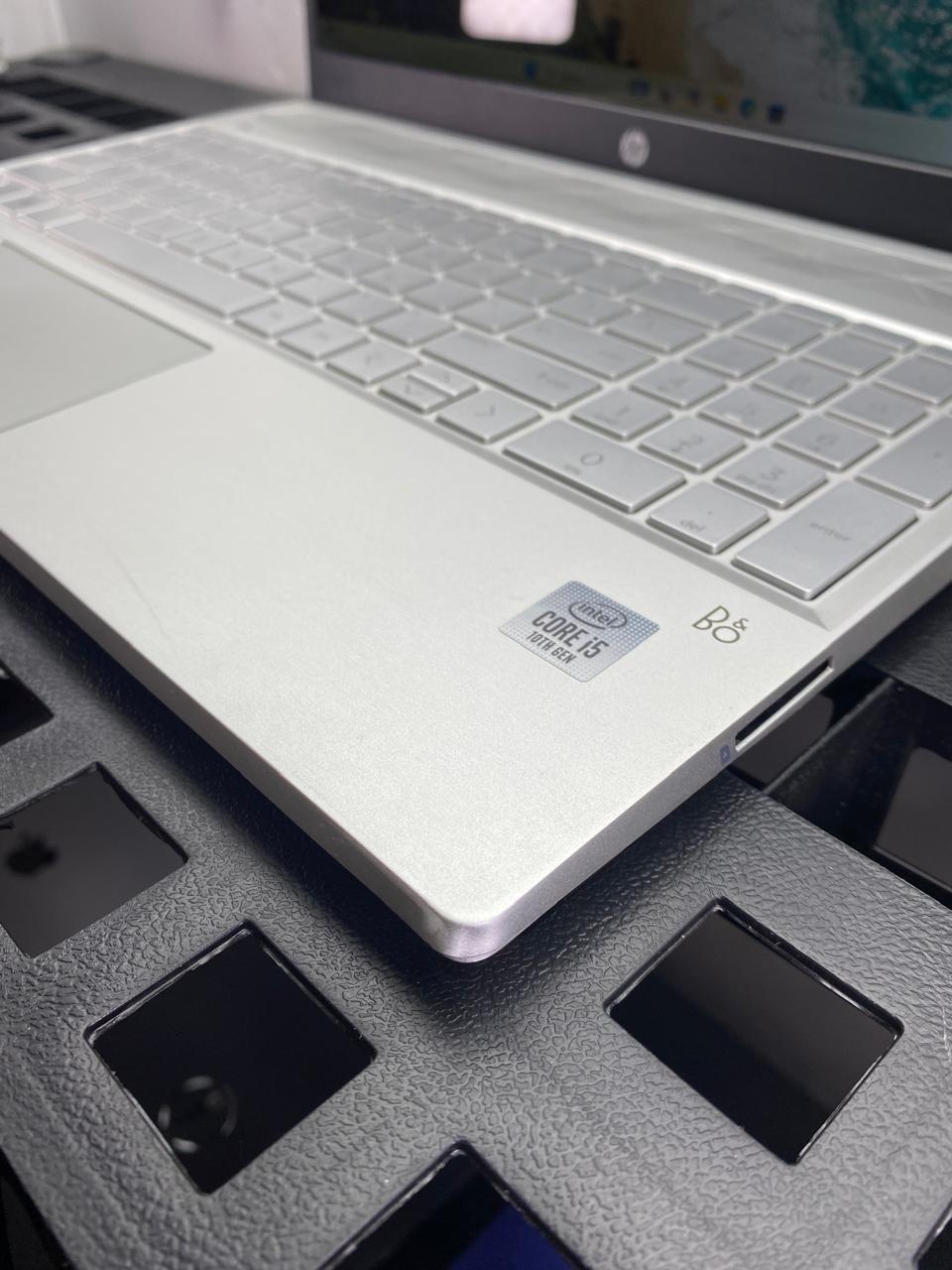 Laptop HP Pavilion 15-cs3153cl 15.6" Táctil Core i5-1035G1 16GB RAM 512GB NVMe SSD WINDOWS 11 HOME c/cargador