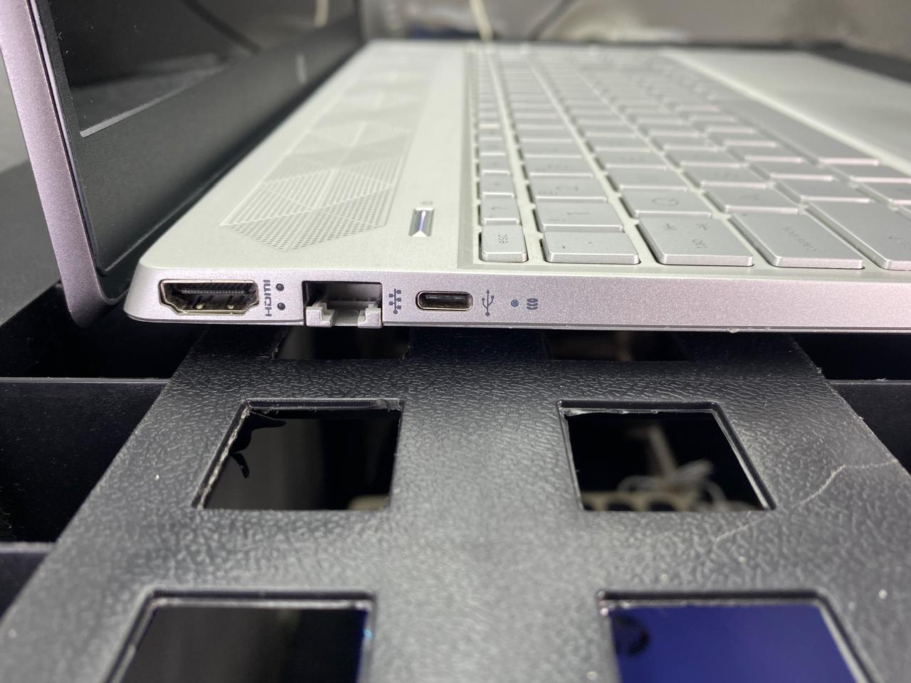 Laptop HP Pavilion 15-cs3153cl 15.6" Táctil Core i5-1035G1 16GB RAM 512GB NVMe SSD WINDOWS 11 HOME c/cargador