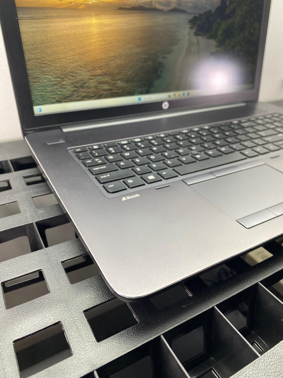 Laptop HP ZBook 17 G3 17.3" Core i7-6820HQ 32GB RAM 512GB M.2 SSD + 1TB HDD WINDOWS 11 PRO c/cargador
