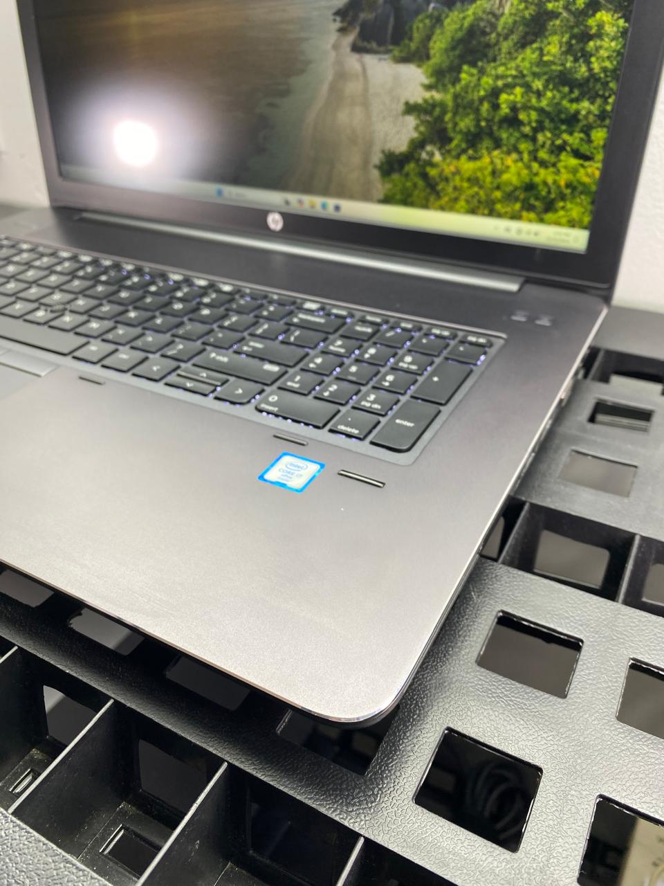 Laptop HP ZBook 17 G3 17.3" Core i7-6820HQ 32GB RAM 512GB M.2 SSD + 1TB HDD WINDOWS 11 PRO c/cargador