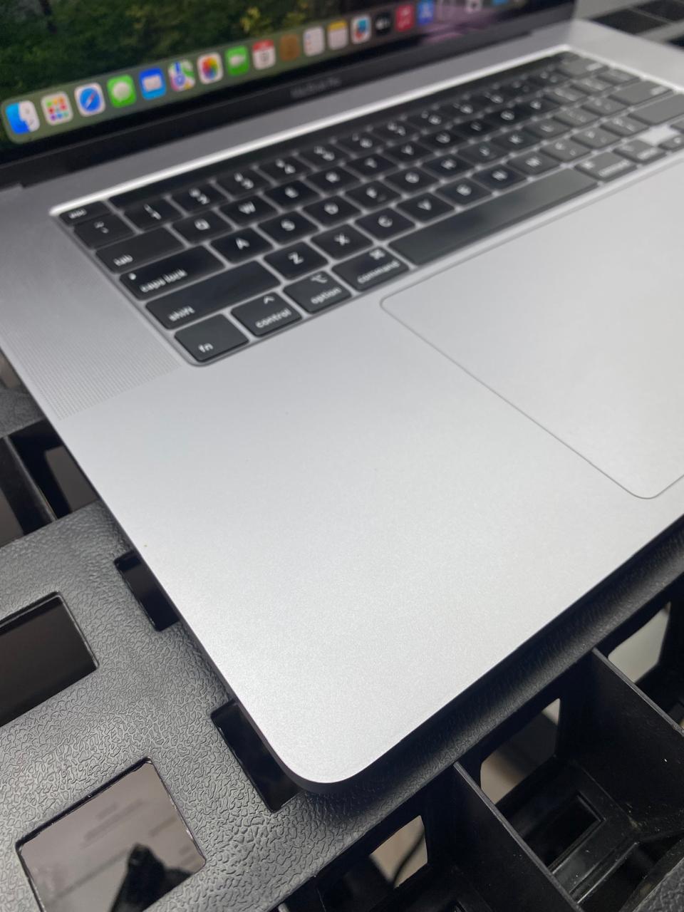 Laptop Apple MacBook Pro 2019 16" Core i9-9980HK 16GB RAM 512GB SSD AMD Radeon Pro 5500M macOS Sequoia c/cargador