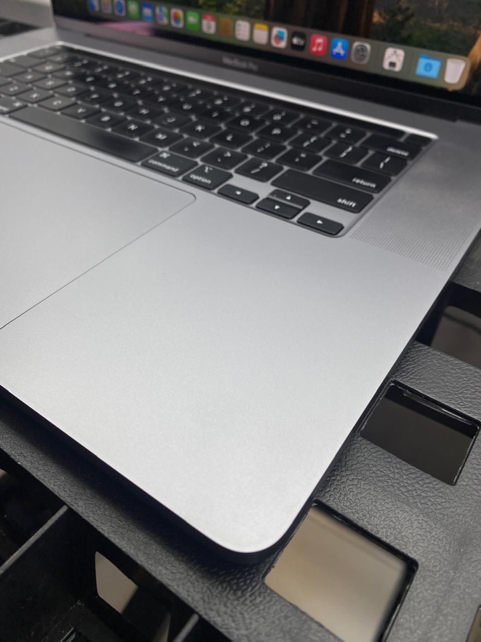 Laptop Apple MacBook Pro 2019 16" Core i9-9980HK 16GB RAM 512GB SSD AMD Radeon Pro 5500M macOS Sequoia c/cargador