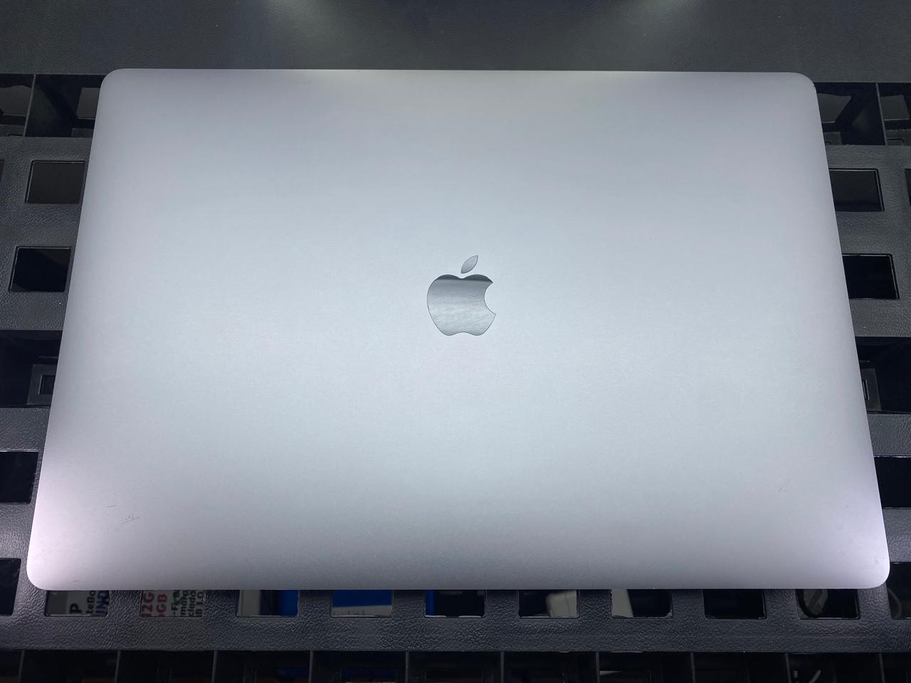 Laptop Apple MacBook Pro 2019 16" Core i9-9980HK 16GB RAM 512GB SSD AMD Radeon Pro 5500M macOS Sequoia c/cargador