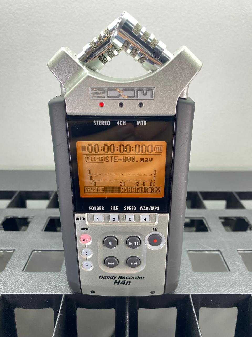 Grabadora de Audio Zoom H4N Handy Recorder con Cable de Corriente Original y Tarjeta SD de 4GB