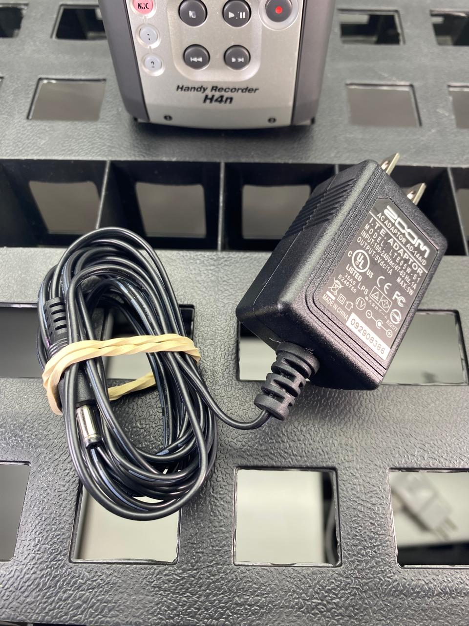 Grabadora de Audio Zoom H4N Handy Recorder con Cable de Corriente Original y Tarjeta SD de 4GB