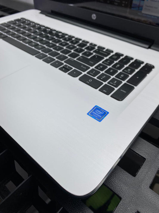 Laptop HP 17-x031ds 17.3" Pentium N3710 8GB RAM 256GB SSD WINDOWS 11 HOME c/cargador