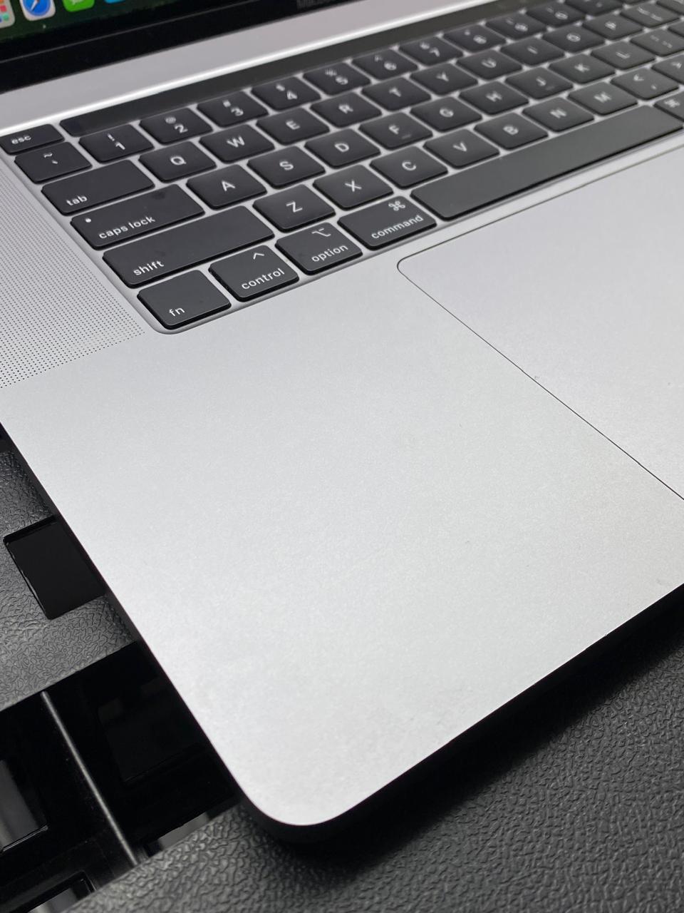 Laptop Apple MacBook Pro 2019 16" Core i9-9980HK 32GB RAM 500GB SSD AMD Radeon Pro 5300M macOS Sonoma c/cargador