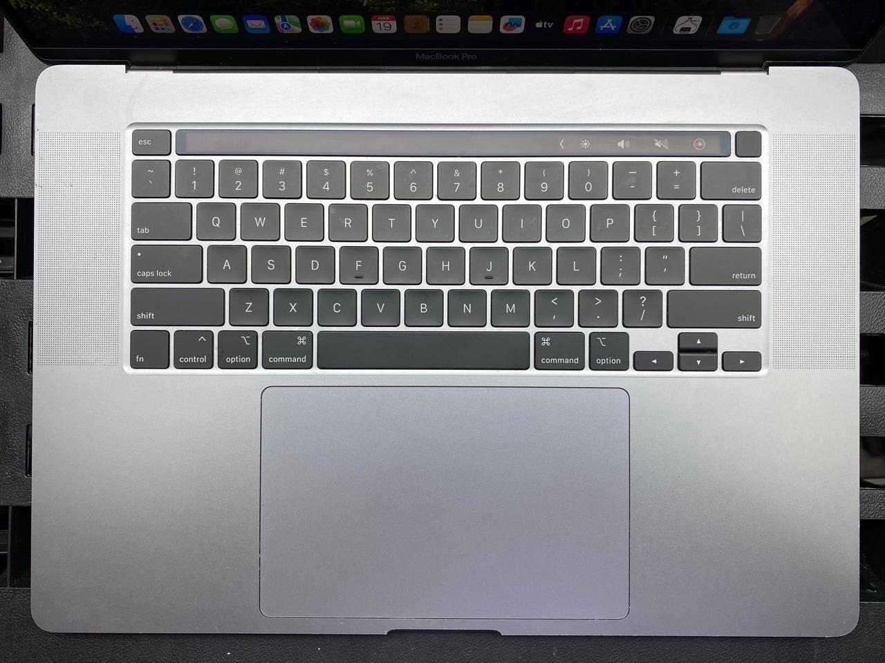 Laptop Apple MacBook Pro 2019 16" Core i9-9980HK 32GB RAM 500GB SSD AMD Radeon Pro 5300M macOS Sonoma c/cargador
