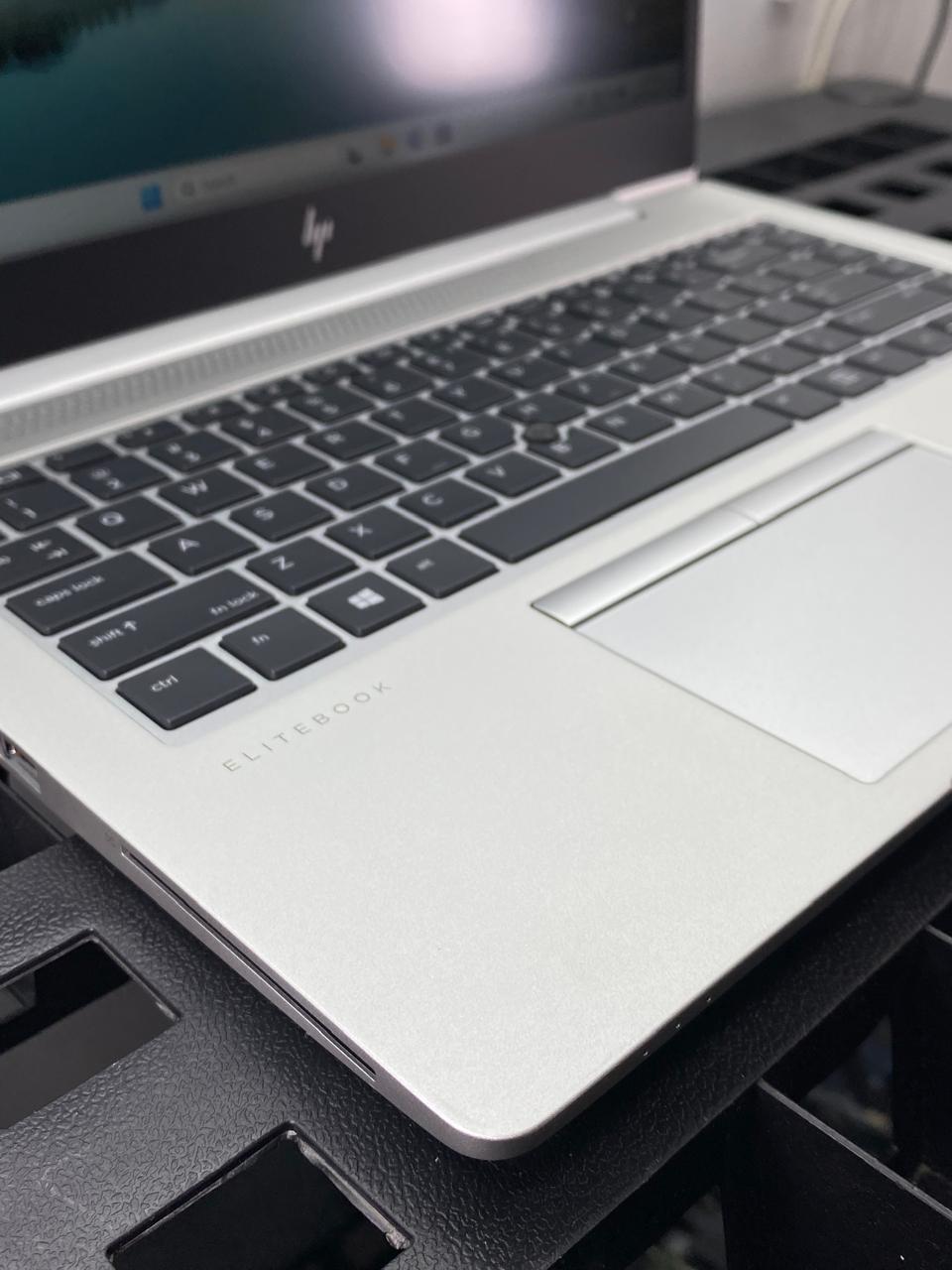 Laptop HP EliteBook 840 G6 14" 1920x1080 (FHD) Core i5-8365U 16GB RAM DDR4 128GB M.2 SSD WINDOWS 11 PRO c/ cargador