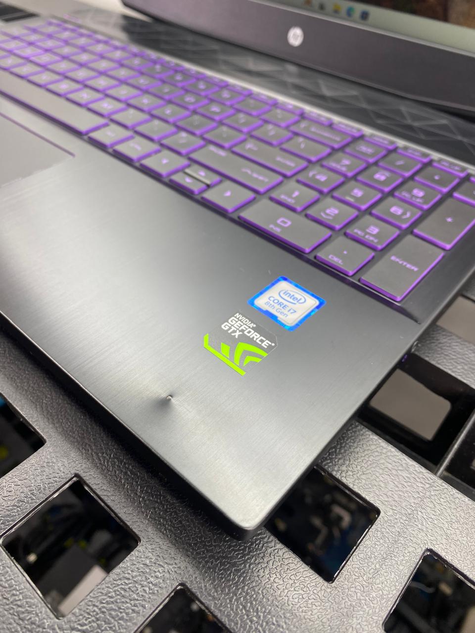 Laptop HP 15t-cx000 15.6" 3840x2160 (4K) Core i7-8750H 16GB RAM DDR4 256GB NVMe SSD + 500GB HDD WINDOWS 11 PRO c/ cargador