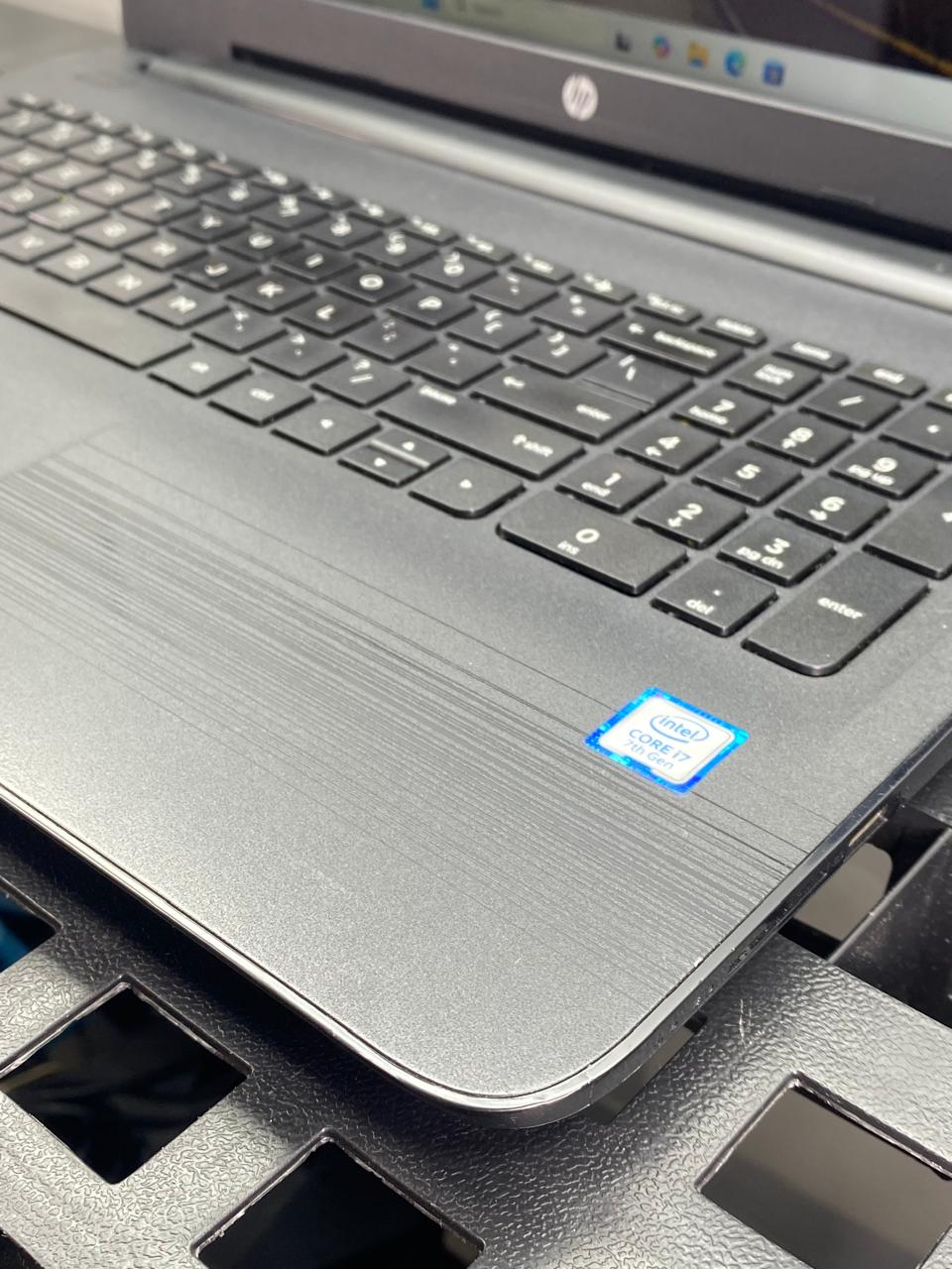 Laptop HP 15t-ay100 15.6" 1366x768 (HD) Core i7-7500U 16GB RAM DDR4 250GB SSD WINDOWS 11 HOME c/ cargador